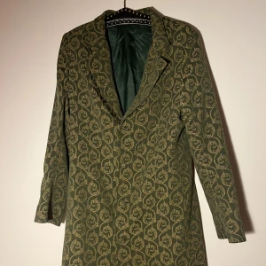 Vintage kavaj 60-tal - Säljer denna supercoola långa kavaj från 60-talet! Superfint skicka och storleken är S/M! Köparen står för frakt men kan mötas i Stockholm!