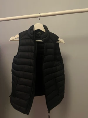 Väst  - Använd några gånger men det passar inte mig längre så har ingen nytta av den. Inga defekter 