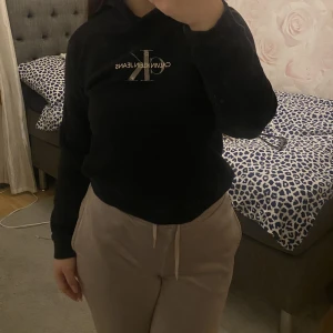 Calvin Klein hoddie - Calvin Klein hoodie i storlek M men skulle nog mer säga att den är en S🖤