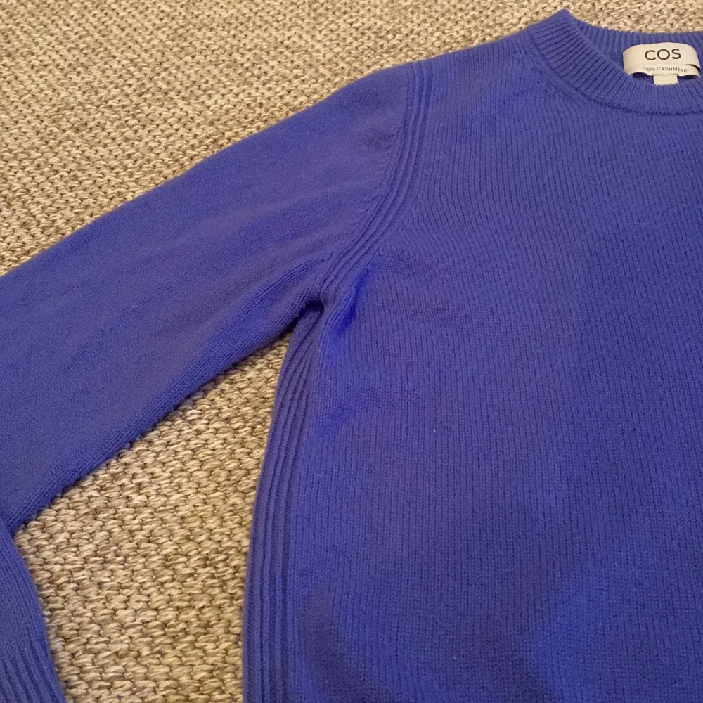 Säljer min blå/lila COS tröja för att den inte kommer till användning längre 100% cashmire skriv privat för fler bilder💗. Tröjor & Koftor.