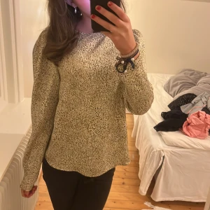 Blus  - Så fin blus från hm❤️ Så fin ku till hösten, säljer då jag inte använder den❤️ Hör av er om ni är intresserade eller har frågor!