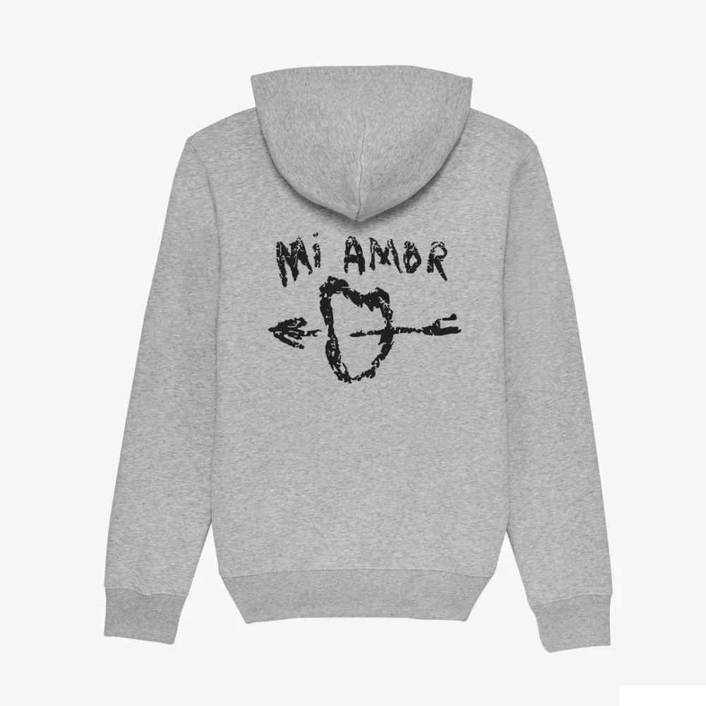 Säljer min Mi Amore hoodie då den inte kommer till användning, den är i väldigt fint skick då jag köpte den i somras och bara är använd ett fåtal gånger💗skriv för egna bilder. Hoodies.