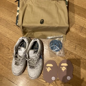 Bapesta Abc camo blue 2021 - Hej säljer nu mina riktigt feta bapestas pågrund av att de Inte kommer till andvändning, Skorna är i helt ok skick då de har åkt in där bak och slitits lite under sulan (syns på bild 2 och 3) men det syns dock inte vid andvändning. Kan ej garantera äkthet