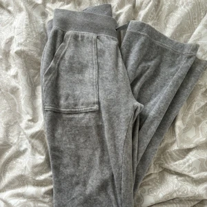 Mjukis Byxor - Juicy Couture byxor, grå. Inga stora synliga tecken på användning 