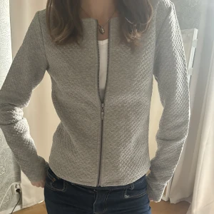 Grå zipup - så fin zipup kofta!😻😻använd fåtal gånger💕