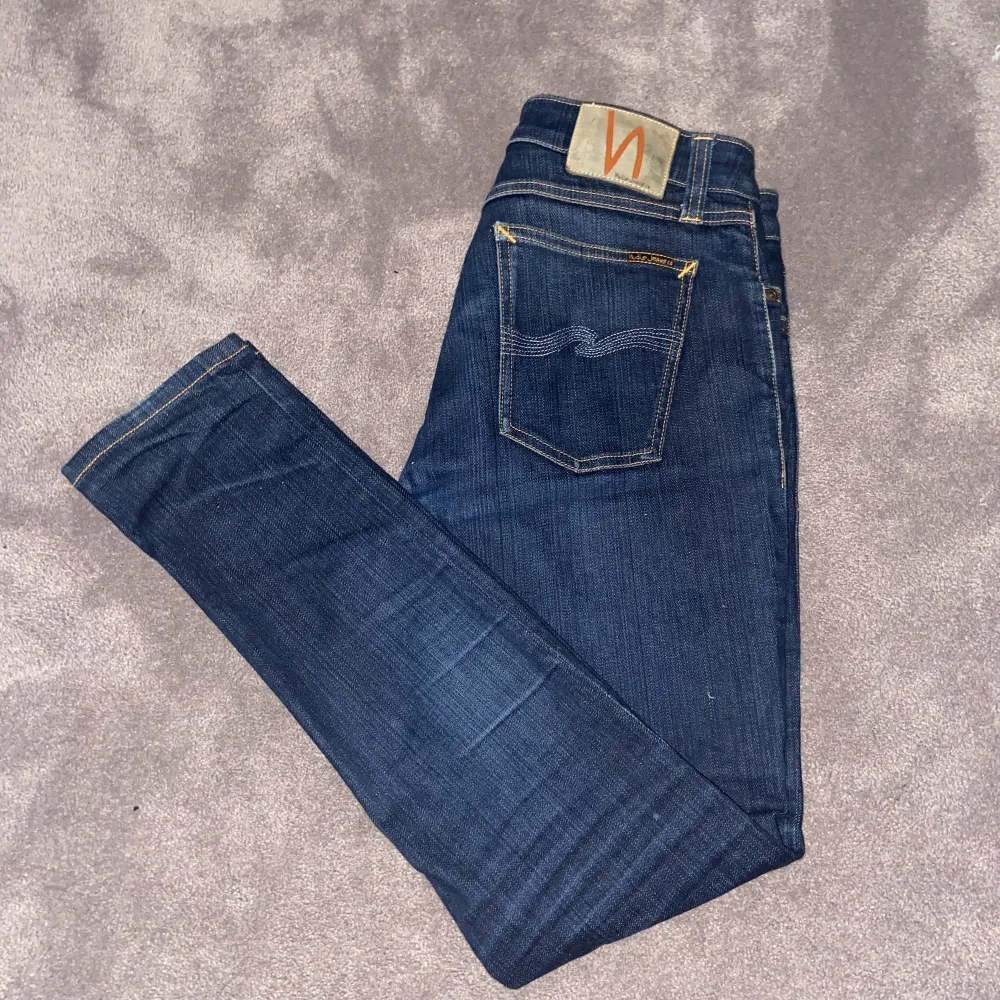 Nudie jeans | Skick: 9/10, | Storlek: 30/30  | Nypris: 1600 | Vårt Pris: 549 | Fraktar via postnord eller instabox på köparens bekostnad | Hör av dig vid minsta fråga eller fundering. Jeans & Byxor.