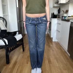 Replay jeans - Jeans från replay! Hon på bilden är 177cm lång och bär oftast storlek xs/s!