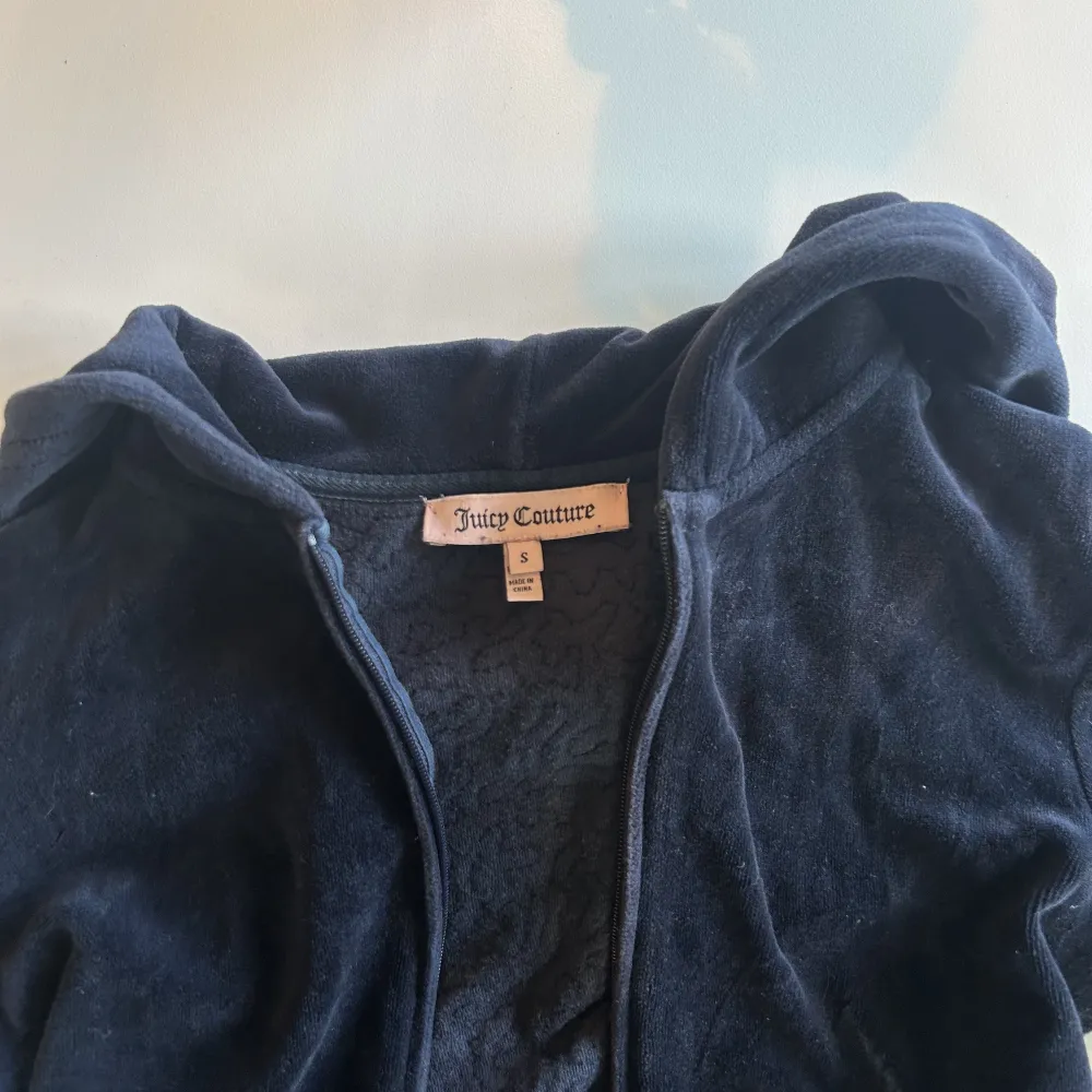 Mörkblå hoodie med dragkedja från Juicy Couture i storlek S i fint skick. . Hoodies.