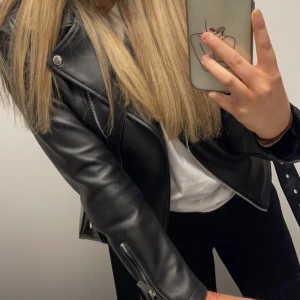 Jättesnygg skinnjacka!!  - Säljer den enligt mig perfekta skinnjacka man kan ha. Sitter snyggt. Perfekt läder och svart färg som gör outiften så mycket stilrenare. En jacka jag fått massa komplimanger för. Slutsåld. Storlek 40 men sitter som en XS/S. Köptes för 600 kr.