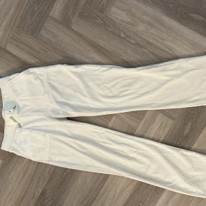 Juicy couture - juicy byxor i storlek s,dom är lite uppsydda i benen.Dom har inga tecken på användning,jag säljer dom för att dom inte riktigt kommer till användning.nypris:1200kr mdn jag säljer för 600+frakt.våga skriva om ni villa ha fler bilder eller har funderingar💗