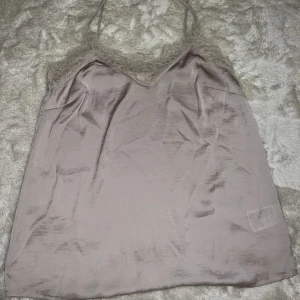 Linne med spets - Jättefint linne med spets från H&M. Använd 1 gång så perfekt skick. 🍒