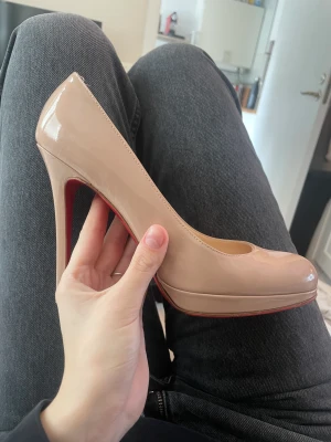 Christian Louboutin klackar - Hej vill sälja min Louboutin klackar. de sitter än skydds sula på. Och det fins täcken på användning på insidan. Frågor hör av er!