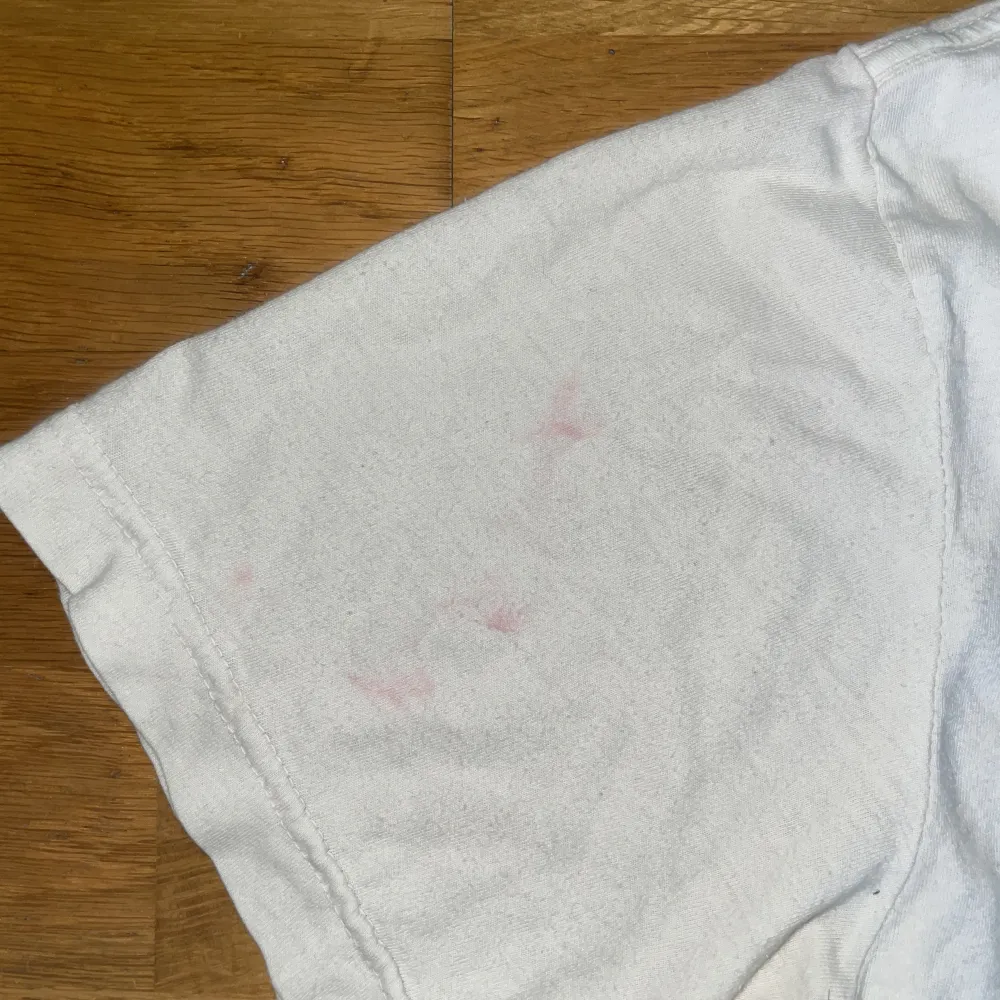 Vit True Religion t-shirt Medium har jätte små rosa fläckar men syns knappt därav pris. T-shirts.
