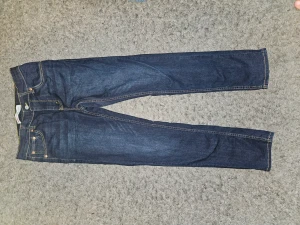 Jeans - Levi Jeans, nyskick, knappt använda då sonen sen helt plötsligt inte gillade skinny jeans Rökfritt, inga djur. Midja 28 Storlek 176 Nyköp 899:-