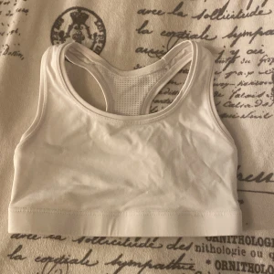 Vit sport topp - Säljer denna vita sport topp från casall, i nyskick. Säljer då den inte används längre💞 kom privat för frågor eller annat💖