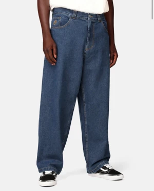 Big boy jeans - Big Boy jeans från Polar Skate Co.  Baggy fit jeans med hög midja och lätt avsmalnande benslut. Broderad logga på myntficka samt vävd logo i linning bak. Av 100% kraftig bomullsdenim, 435 gsm Ett litet hål längst ner på byxan. Därav priset. 