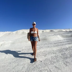 Jeansshorts  - Jeans shorts från zara. De jag har på bilden är blå, dom jag säljer är grå. Storlek 40, mid waist. Aldrig använda😇