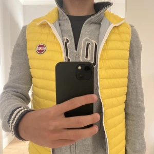 Colmar väst - Väst från Colmar som har använts ett par gånger. Skicket är 10/10 och västen sitter som ett S. Jag är 175cm och den passar mig.  Tröjan under är Ralph lauren och den är också till försäljning!