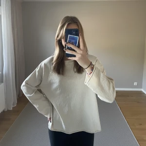 Finstickad tröja  - Tröja i beige/vit färg. Skön och bra skick. Från HM i storlek S🐻‍❄️