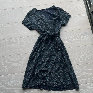 Blommig klänning  - Köptes i en marknad i Frankrike, passar nog nån som är typ 158 - 165cm, jag är 169