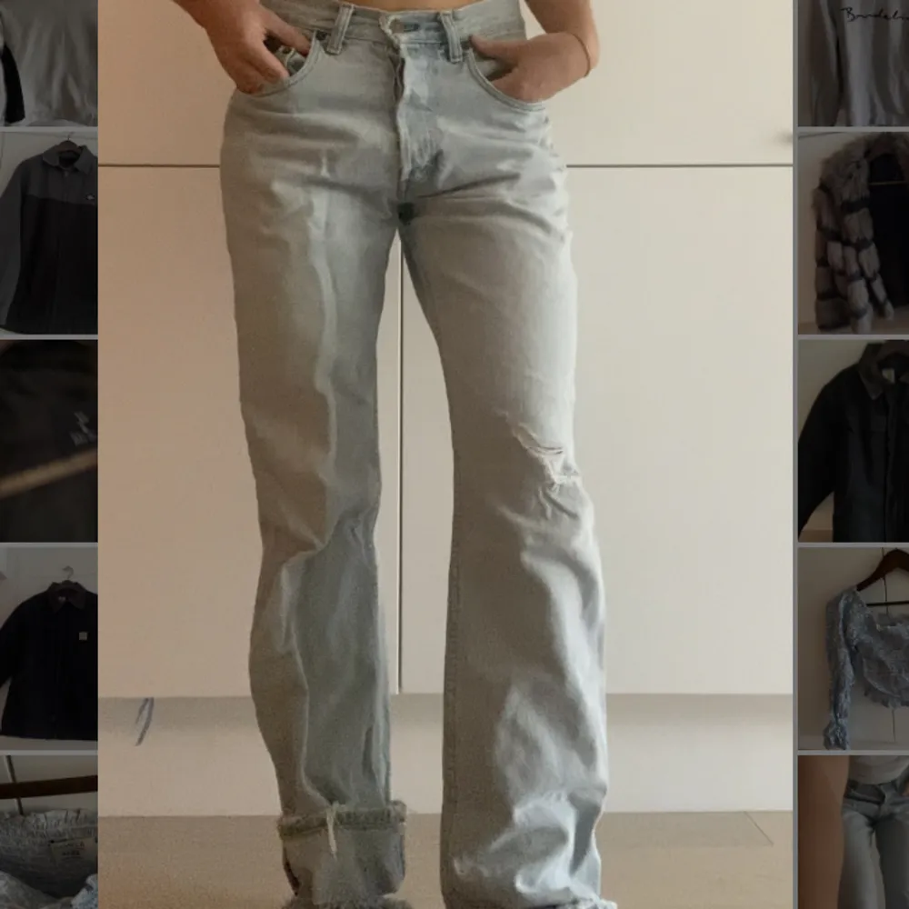 Jeans i rak modell. Ljusa med slitningar. Långa och bra längd på mig som är 168.. Jeans & Byxor.