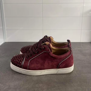 Louboutin  - Ett par Louboutin (burgundy) skor i storlek 41 men passar 41,5/42. Dom är i 8,5/10 skick. Inget og. Hör av er vid frågor.