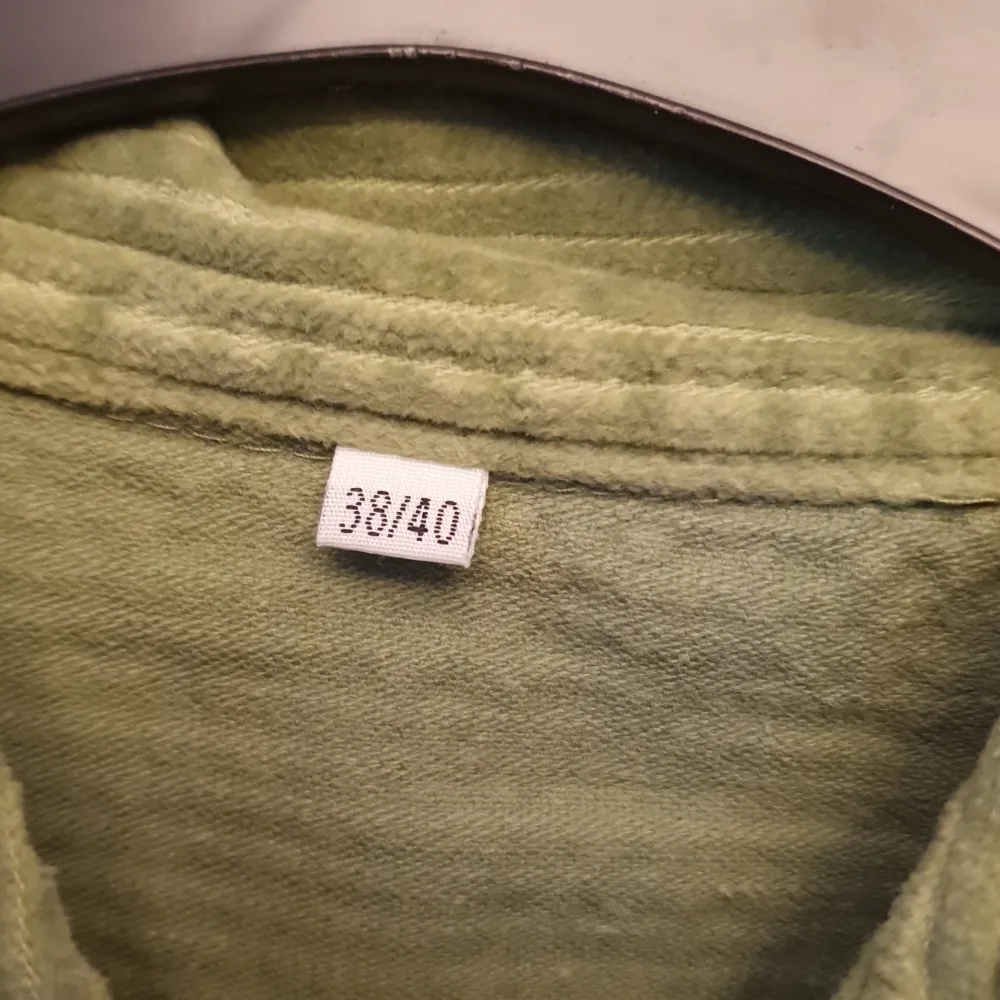 Oanvänd grön Manchester skjorta jacka med dragkedja stl 38/40. Skjortor.