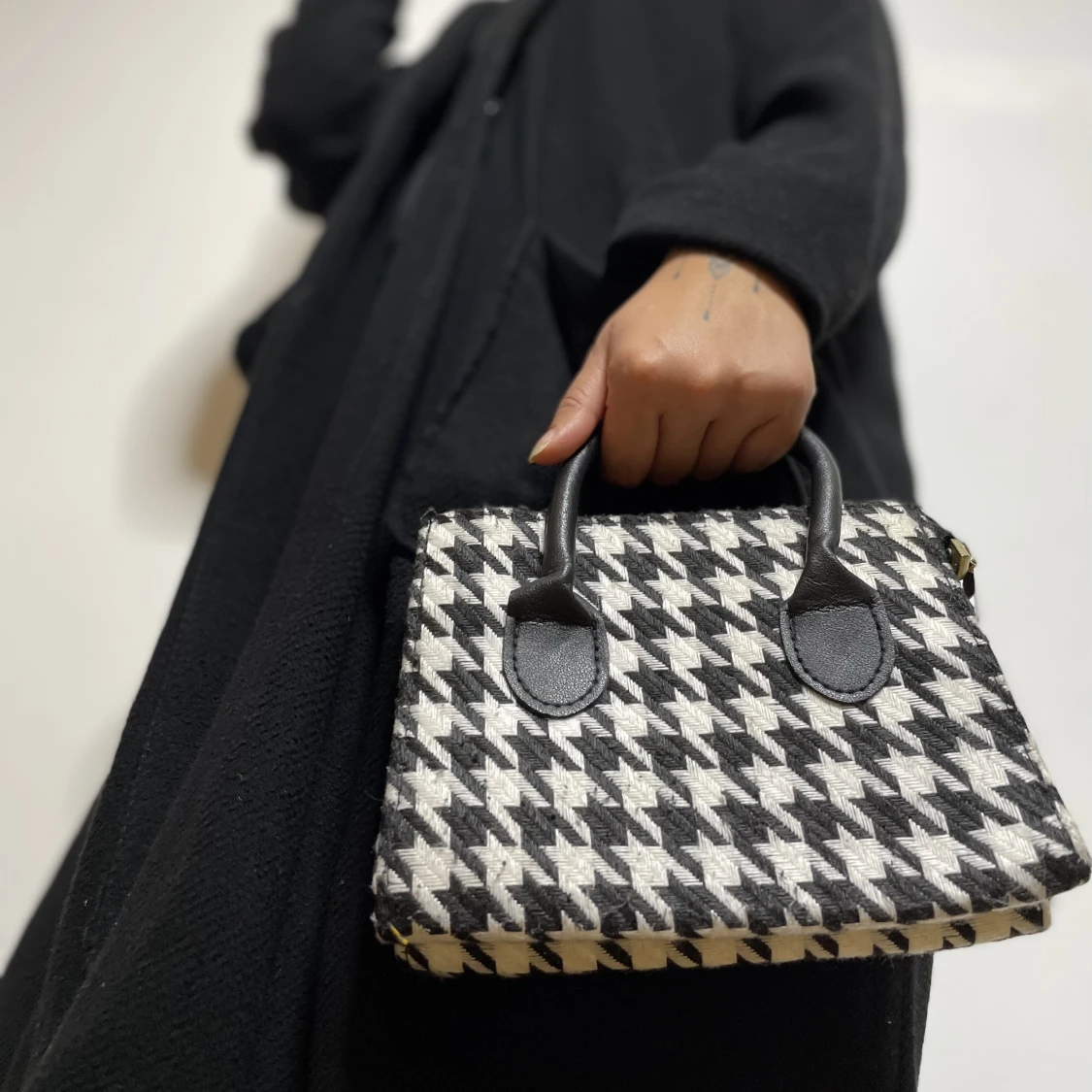 Hundtandsmönstrad handväska