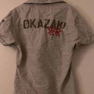 Skjorta me tryck - Cool skjorta me tryck, använt den ett par gånger, vet inte vilket märke de är ifrån.