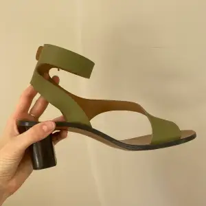 Ett par ATP Atelier skor i vegetabiliskt garvat och färgat läder, 6 cm blockklack, storlek 41 med färgen Cypress grön. Från vårkollektionen 2023. Tillverkade i Italien.   Använda endast en gång.  Originalförpackning och dustbag ingår  Ordinarie pris: 3500