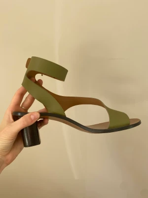 ATP atelier skor (endast använda en gång) - Ett par ATP Atelier skor i vegetabiliskt garvat och färgat läder, 6 cm blockklack, storlek 41 med färgen Cypress grön. Från vårkollektionen 2023. Tillverkade i Italien.   Använda endast en gång.  Originalförpackning och dustbag ingår  Ordinarie pris: 3500