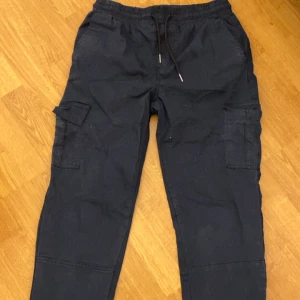 Mörkblåa cargos - Mörkblåa cargos från boohoo.