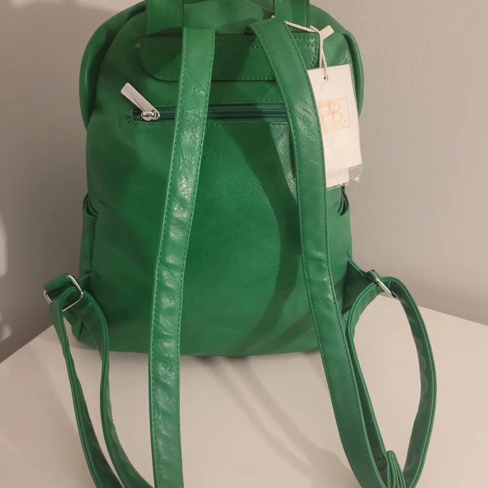 Helt ny ryggsäck från Paolo Bags 35x25 cm . Väskor.