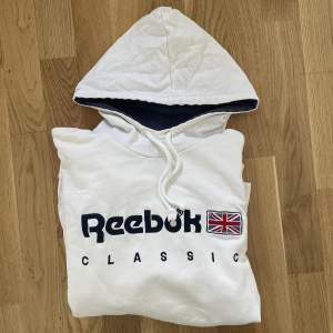 Skitsnygg vintage hoodie från Reebok i storlek L, använd fåtal tillfällen men fortfarande i väldigt bra skick! 💓 (kom priv för fler bilder på hoodien)