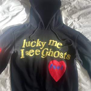 Kanye west hoodie dupe med loggan Lucky me I see ghost. Används inte överhuvudtaget och passar upp till storleken L. 