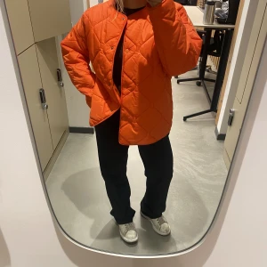 Höstjacka - Perfekta höstjackan!!! Det är en storlek S men är väldigt oversized. 