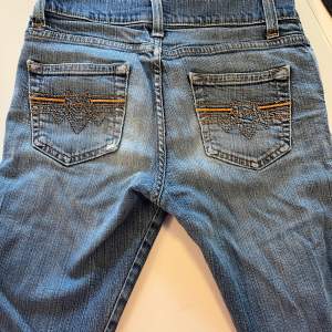 Vintage low waist jeans, i BOOTCUT 😮‍💨😍 Så snyggt mönster på bakfickorna dessutom 💙