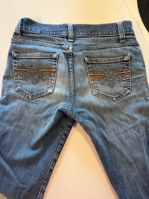 Low waist jeans - Vintage low waist jeans, i BOOTCUT 😮‍💨😍 Så snyggt mönster på bakfickorna dessutom 💙