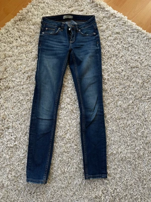 Jeans  - Jeans från Gina Tricot, märke Kristen. 