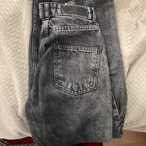 Gråa jeans high waisted använda några få gånger pga har ett par till! I jättebra skick! High waisted storlek 34. Ca/ 25/26-32