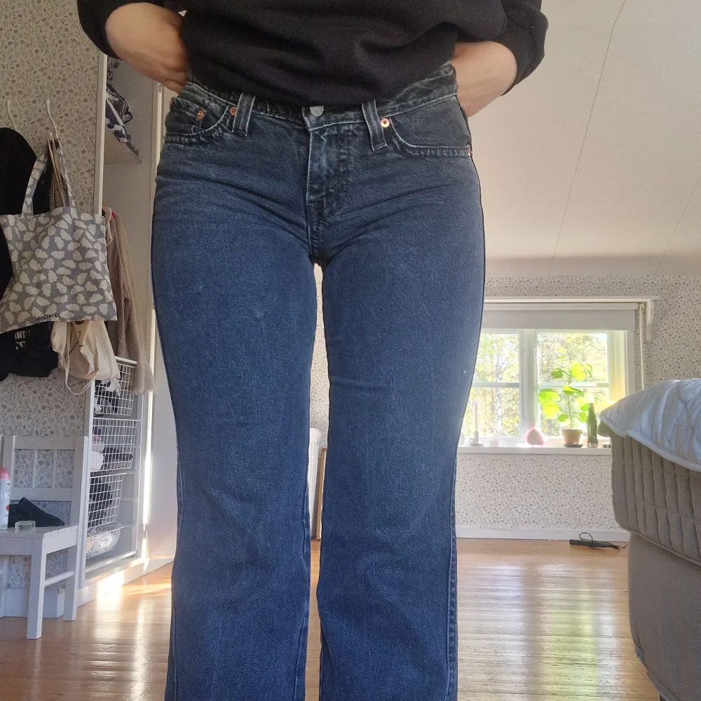 Säljer dessa sköna, snygga, lågmidjade jeans från levis i storleken 27 (midja) och 32 (längd). Jeansen är i mycket gott skick, säljer då de är lite för små för mig✨️🫶🏻   Jag är 166 cm lång och jeansen är perfekta i längden för mig. . Jeans & Byxor.