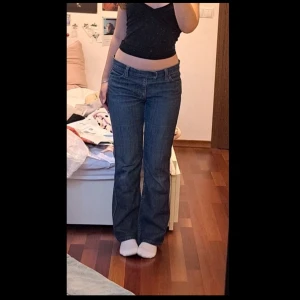 Bootcut jeans GAP - Ett par lågmidjade bootcutjeans från GAP💕Mörkblåa, färgen stämmer bäst på första bilden💙 Lite större i midjan är average, det står ingen storlek på dem men de borde passa M. OBS: Inte mina bilder