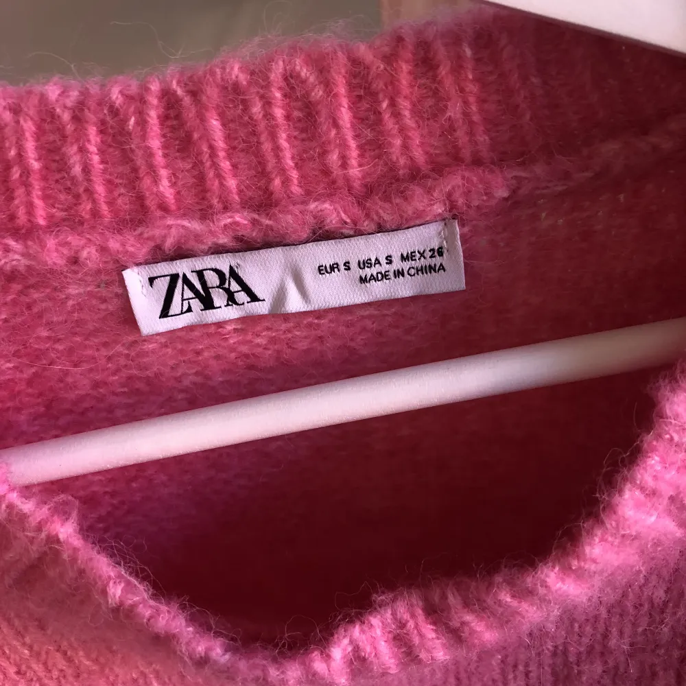 Säljer denna stickade tröja med korta armar. Den är i en jätte fin rosa färg och känns inte sticksig alls. Tröjan är från zara och är i storlek S.🥰Priset går att diskutera!🌸⭐️. Tröjor & Koftor.