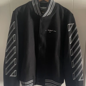 Off White varsity jacket - Köpte den här off-white varsity jackan i london sommarn 2020 för £615. Jackan är knappt använd och säljs då jag har tröttnat på den. Jackan är xs men är ganska oversized så passar dig som är small-mediumPriset är förhandlingsbart 