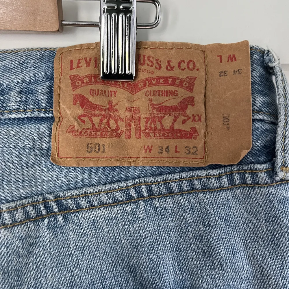 Snygga Levis 501 jeans i mycket bra skick. Sparsamt använda. Mitt pris är 450 men kan gå ner i pris vid snabb affär!. Jeans & Byxor.