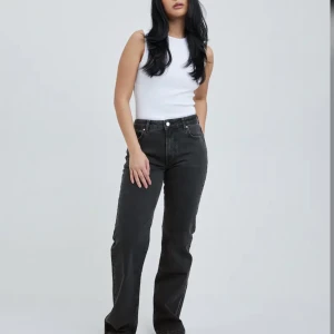Jeans bikbok  - Sälje mina jeans från bikbok. Modelen low straight men skulle säga att dom är lite boot cut. Kostar nya 499