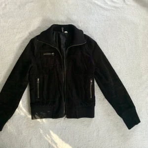 Manchesterjacka - Svart jacka i manchester och lite bombermodell, originellt från H&M! Snygga fickdetaljer och lite fodrad 🤍