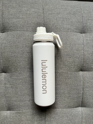 Vit  Vattenflaska - säljer min vit  vattenflaska eftersom jag har köpte en ny. det är i nysckick, jag har bara använt den typ 4-5 gånger. nypriset är 550kr, men jag säljer för billigare.