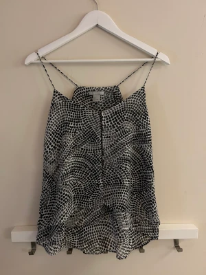 Linne - Superfin topp från H&M. Nästan aldrig använt. Väldigt bra skick.❣️