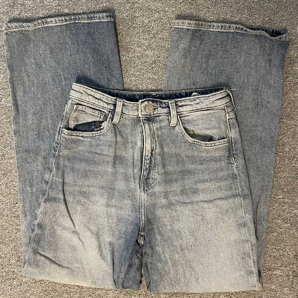 Två par jeans från h&m, säljer tillsamans eftersom de är i samma modell men kan sälja separat för 20kr styck. De är bredbenta och höga i midjan samt i bra kvalitet 💕. Jeans & Byxor.